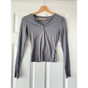 gray long sleeve tshirt